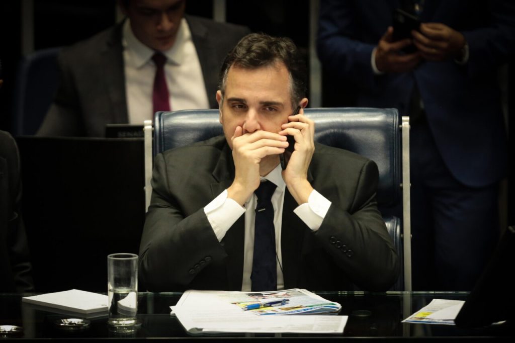 Para enrolar CPMI do 8 de janeiro, Pacheco marca outra viagem em abril