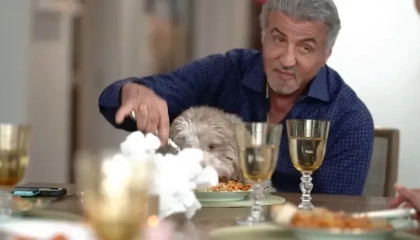 Stallone deixa cachorro comer de seu prato em trecho de novo reality show