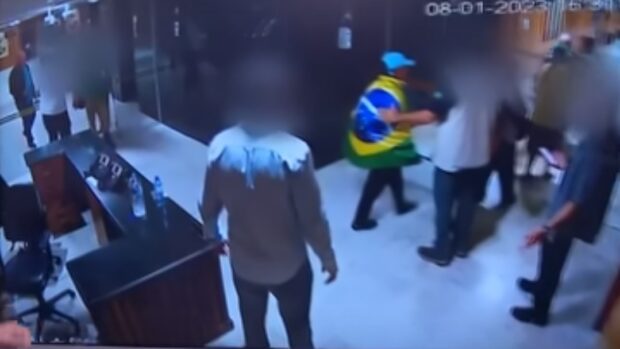 Ministro chefe do GSI aparece em imagens do dia 8 de janeiro e levanta hipótese de omissão do órgão