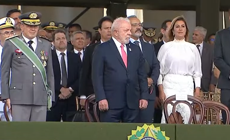 AGORA: Em evento com Lula, comandante do Exército pede que tropa respeite a Constituição