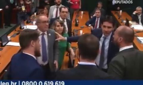 VÍDEO: Deputado do PT diz que facada em Bolsonaro foi “fake” e Eduardo parte para cima: “Pelo meu pai, eu vou até a morte”