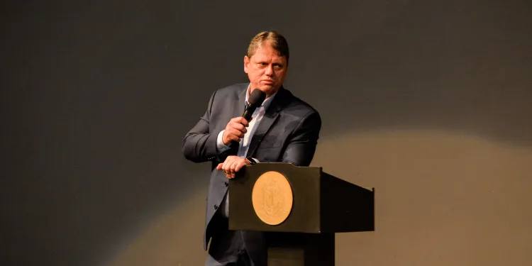 Tarcísio passa por nova cirurgia e cancela compromissos em SP