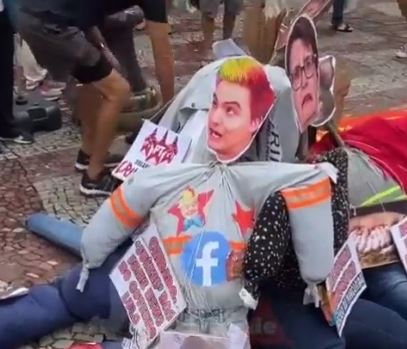 Felipe Neto é malhado em protesto como Judas ao lado de ministro do STF; VEJA VÍDEO