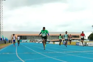 Jovem corre descalço e se classifica para final de atletismo