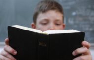 Escolas podem banir Bíblia por “conteúdo considerado pornográfico” para crianças; Entenda