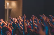 400 jovens entregam suas vidas a cristo e são batizados em festival