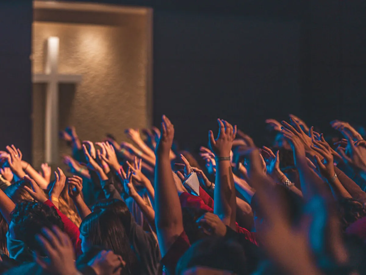400 jovens entregam suas vidas a cristo e são batizados em festival
