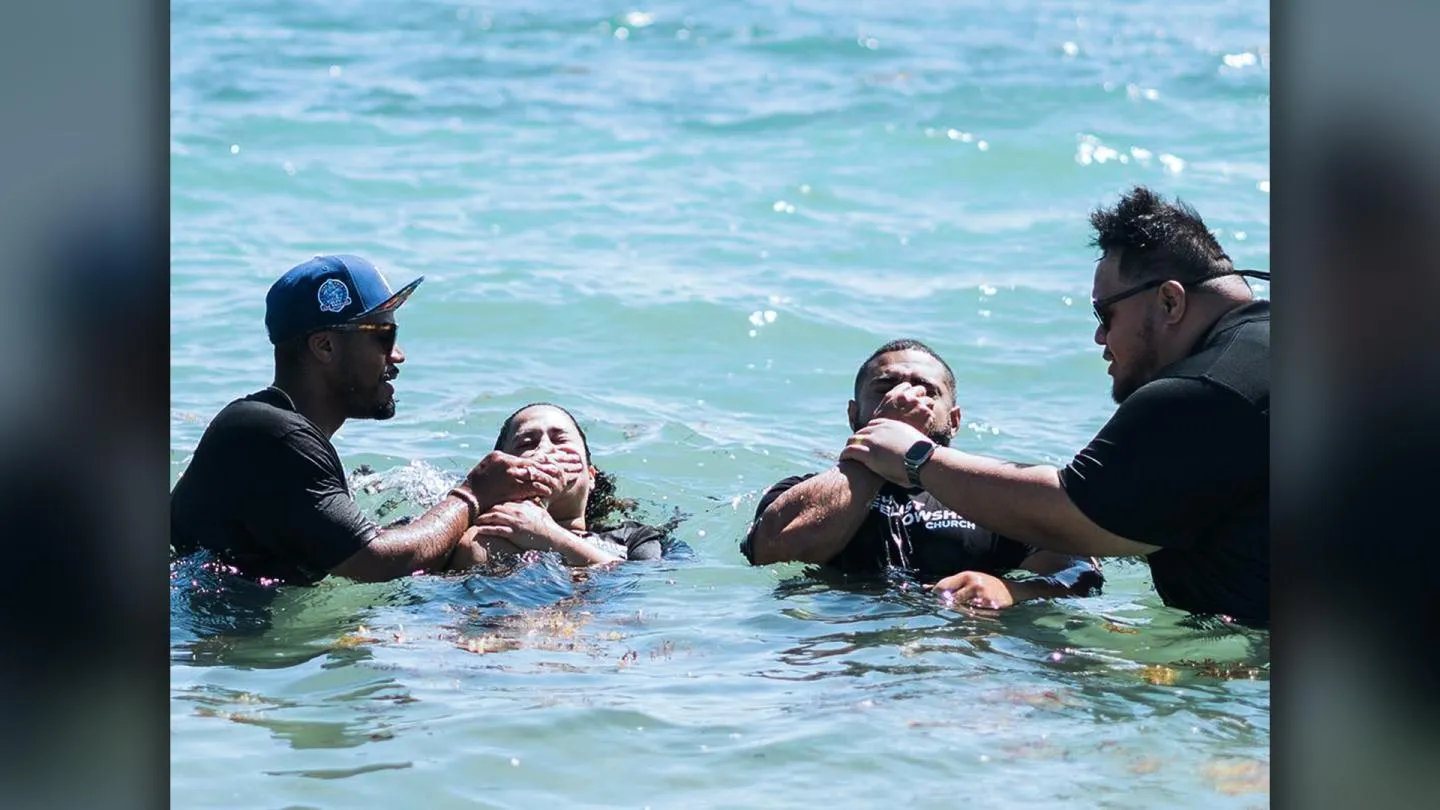 Centenas são batizados nos EUA: “O avivamento está aqui”