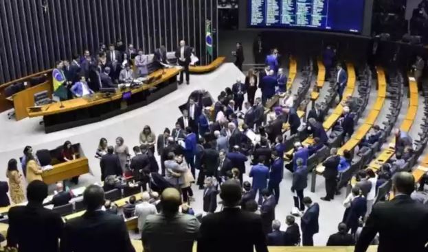 AGORA: Sob pressão popular, Republicanos anuncia que votará contra PL das Fake News