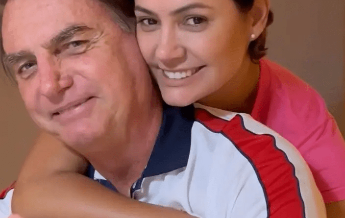 Bolsonaro estreia como ‘garoto-propaganda’ de Michelle; veja vídeo