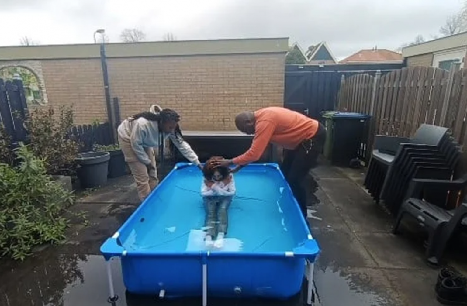 Jovens aceitam Jesus em cafeteria e são batizados por evangelista no quintal