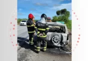 Carro fica destruído após pegar fogo em rodovia de Marechal Deodoro, AL