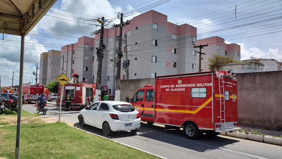 Defesa Civil avalia estrutura de prédio após incêndio que deixou três mortos em Maceió