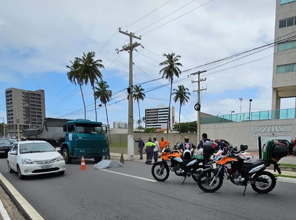 Homem morre atropelado por caminhão na Av. Litorânea, em Maceió