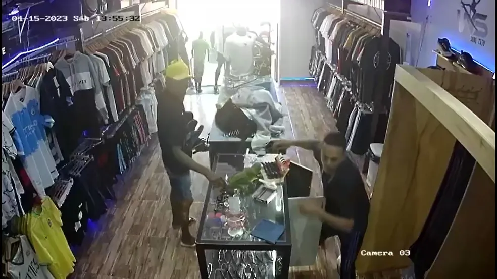 Polícia prende suspeito de roubar loja esportiva no Clima Bom, em Maceió