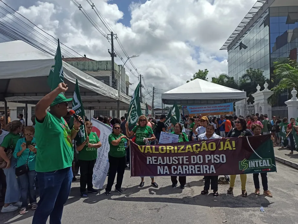 Servidores da Educação de Alagoas fazem ato e paralisação de 24 horas