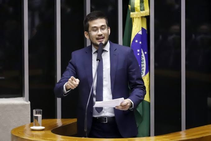 Ação de Kim Kataguiri contra Flávio Bolsonaro é arquivada e senador afirma: ”Acreditou na falsa narrativa”