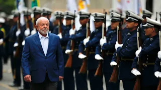 BRASIL: LULA É FILMADO CHEGANDO A SEDE MILITAR PARA REUNIÃO COM ALTO COMANDO