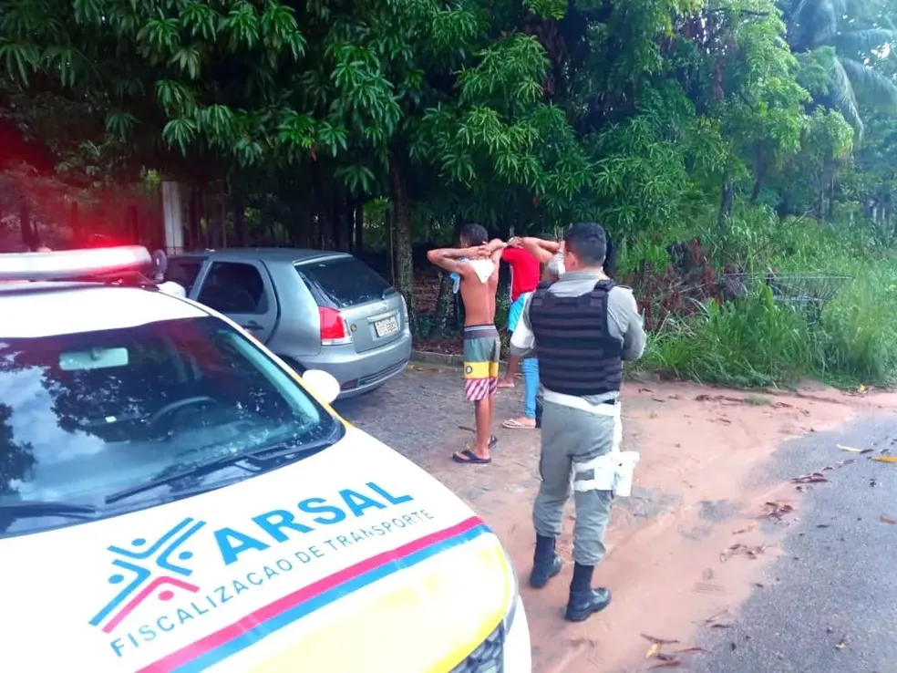 Motorista fura bloqueio da Arsal e provoca colisão na AL-101 Norte em Ipioca