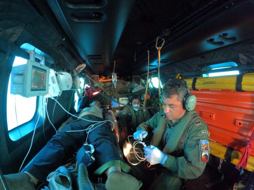 FAB realiza resgate de homem acidentado em navio