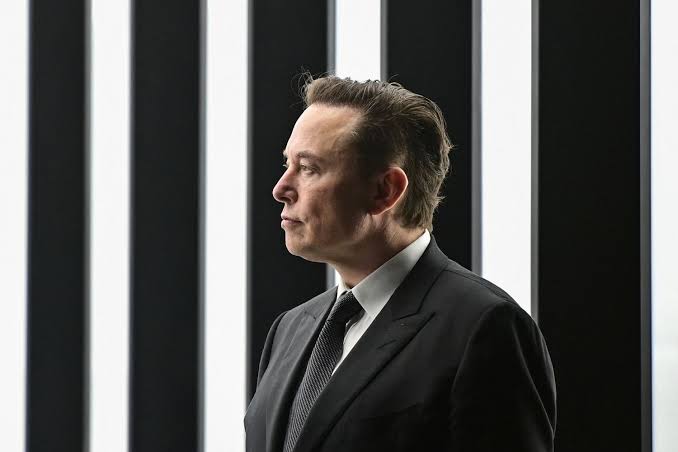 Elon Musk dispara após grave denúncia de ’espionagem’: “Não podemos confiar no WhatsApp”