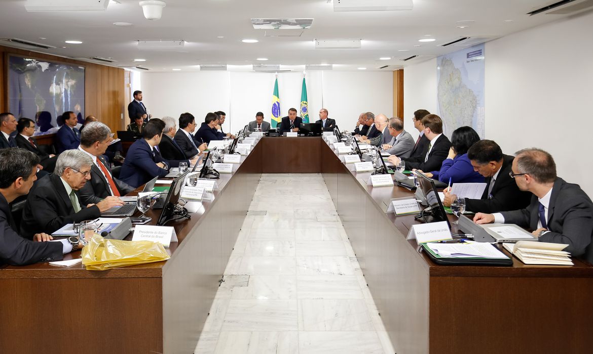 O último que ler, apague a luz!