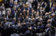 BRASIL: DEPUTADOS TENTAM IMPEDIR INSTALAÇÃO DE CPIs E CRIAM TUMULTO NA CÂMARA