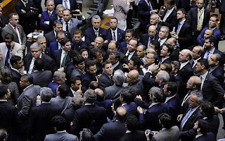 BRASIL: DEPUTADOS TENTAM IMPEDIR INSTALAÇÃO DE CPIs E CRIAM TUMULTO NA CÂMARA
