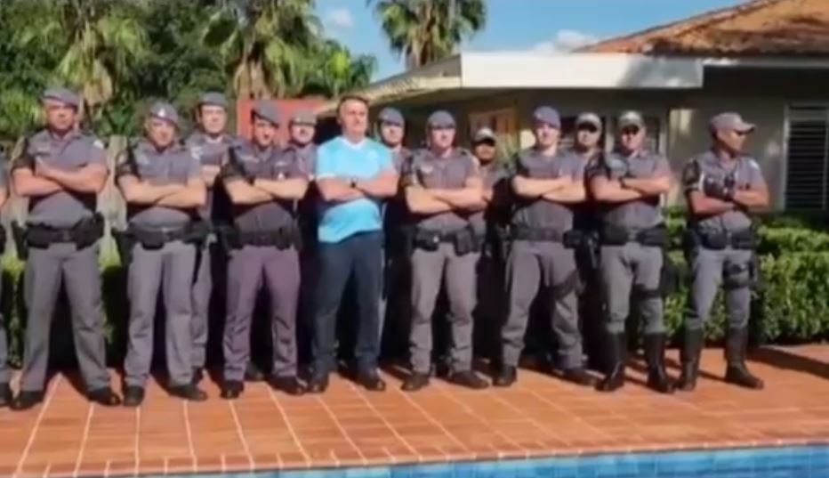 Bolsonaro encontra com Policiais Militares em SP e tem recepção respeitosa; VEJA VÍDEO