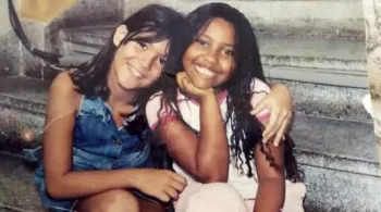 Jovem reencontra amiga de infância após 19 anos usando redes sociais e viraliza