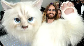 Jared Leto usa fantasia gigante da gata “Choupette” em homenagem a estilista no Met Gala