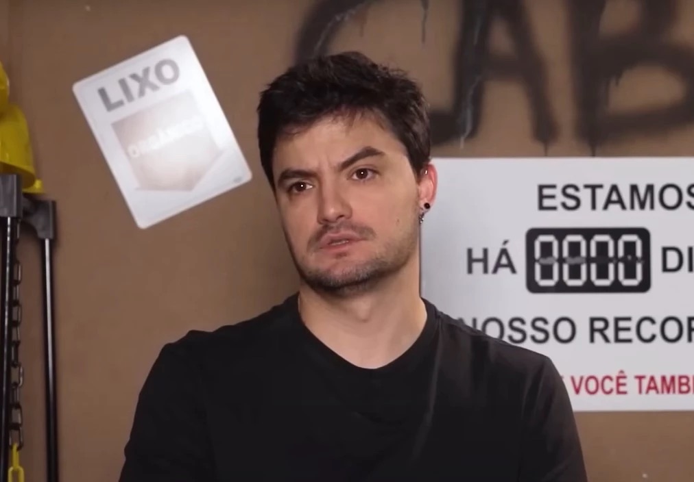 Felipe Neto dá ‘chilique’ com Google após pesquisar por Lula e aparecer sugestão de “corrupção”; ENTENDA