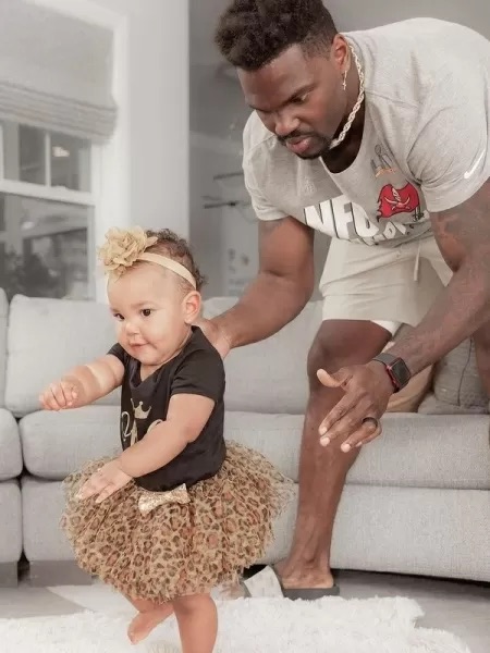 Filha de dois anos de astro da NFL morre afogada na piscina da família