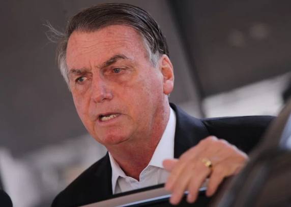 Sem passaporte, Bolsonaro terá de cancelar viagem que faria a Portugal