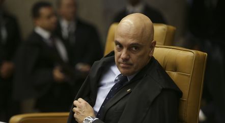 Moraes manda ouvir profissionais que, segundo registros, teriam supostamente vacinado Bolsonaro