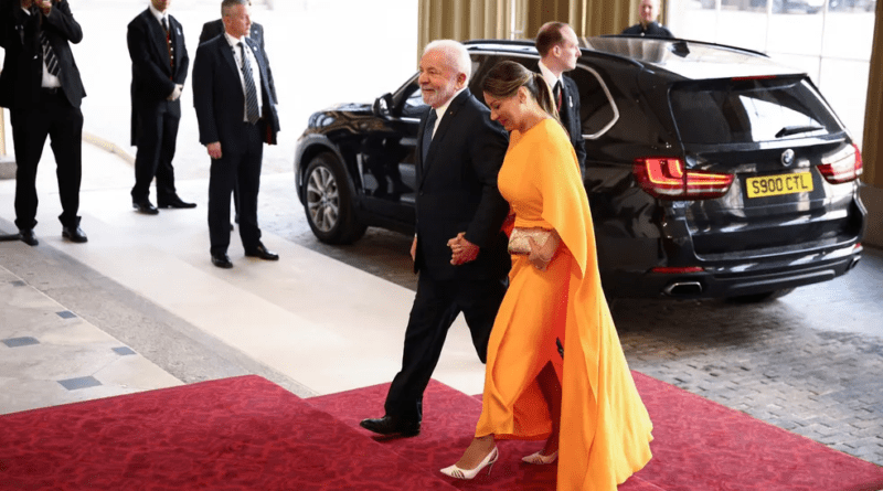 Janja vai a jantar Real com vestido chamativo e vira meme : “abóbora”; VEJA