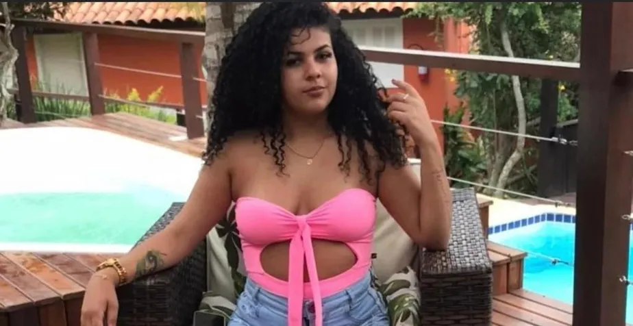 Jovem morta após ser queimada viva por amiga andou dois quilômetros até conseguir socorro