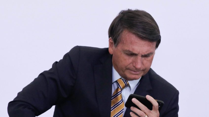 Troca de mensagens com Cid tem “segredos de Estado”, diz Bolsonaro
