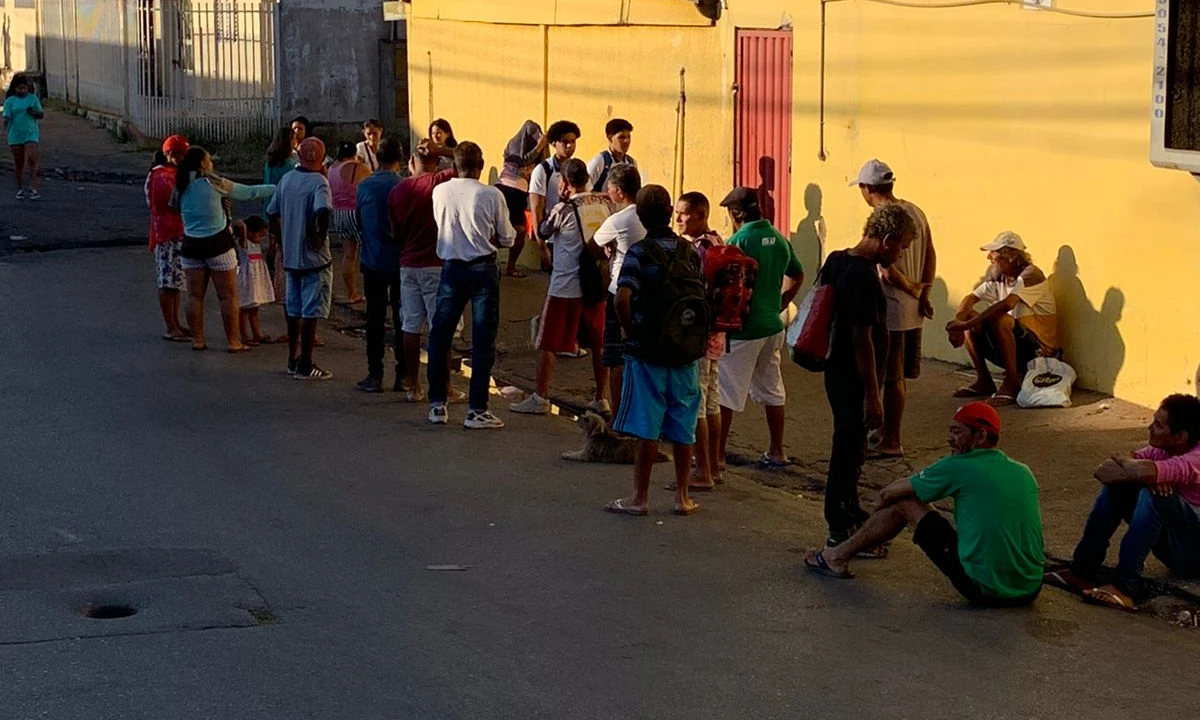 Fome: ‘Fila do osso’ continua alimentando pessoas carentes em Cuiabá