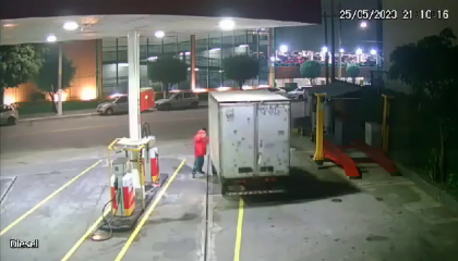 Frentista é arrastado por caminhão e morre ao tentar evitar calote em posto de combustível; VEJA VÍDEO