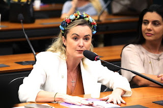 BRASIL: DEPUTADA JÚLIA ZANATTA EXPÕE ELEMENTOS OBSCUROS DO PROJETO DE LEI DA CENSURA