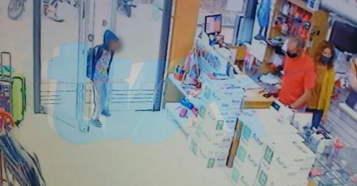 Menino entra em uma livraria para pedir um lápis para ir para a escola e lhe deram uma sacola com material