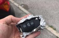 Por que motoristas estão enrolando papel alumínio na chave do carro?