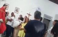 Treta em batismo: Padre grita e expulsa padrinho durante cerimônia; assista