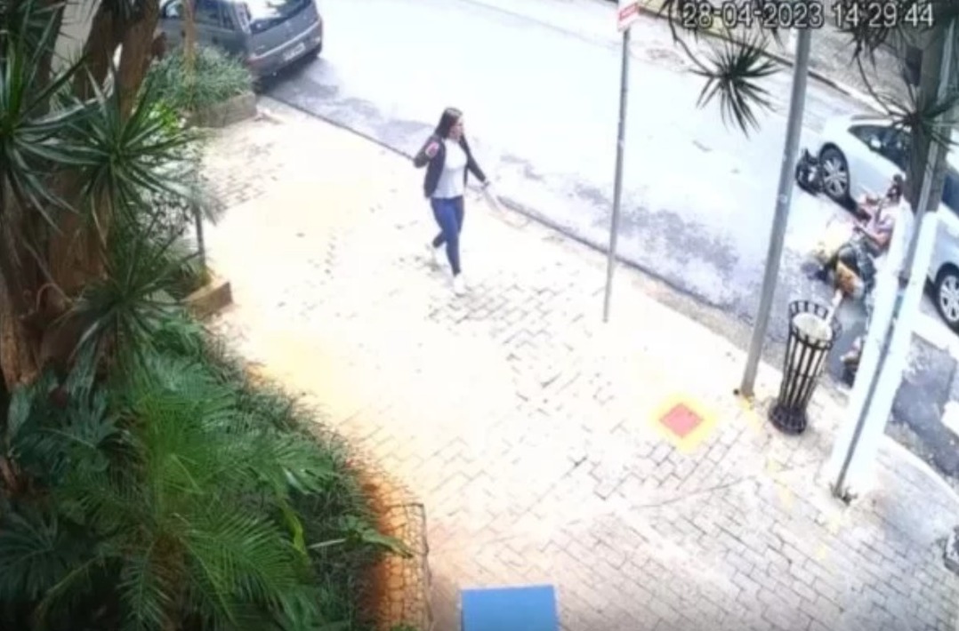 CENAS FORTES: Motorista foge após atropelar passeador e cinco cachorros; VEJA VÍDEO