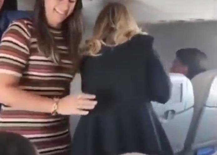 VÍDEO: Bolsonaro faz sucesso em voo comercial rumo a Ribeirão Preto