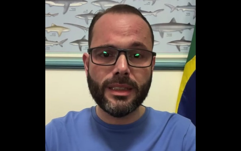 Triste: Senador “desaba” em choro ao ver situação degradante do ex-ministro da justiça em prisão; “ele está detonado”