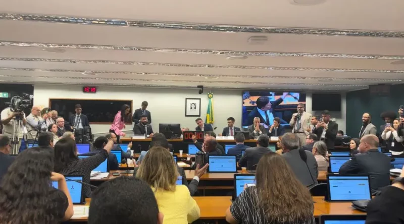 Em defesa do MST, esquerda causa confusão na abertura da CPI