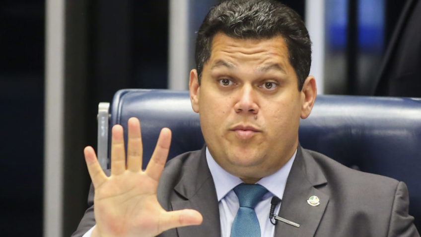 Davi Alcolumbre perdeu a batalha para Omar Aziz na CPMI que emplacou amiga de Flávio Dino como relatora