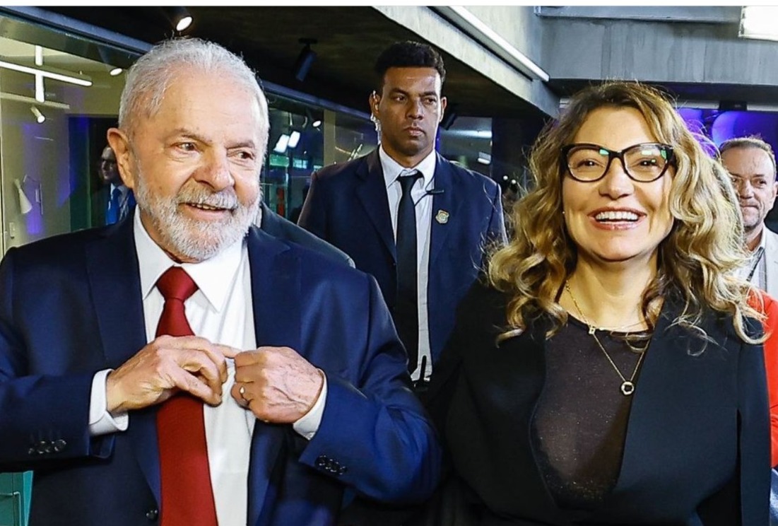 BOMBA: Presidência gastou R$ 310 mil em redes de futebol, persianas, taças, sofás e cama sem licitação